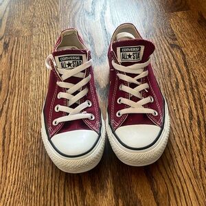 Converse maroon / red all stars size 6